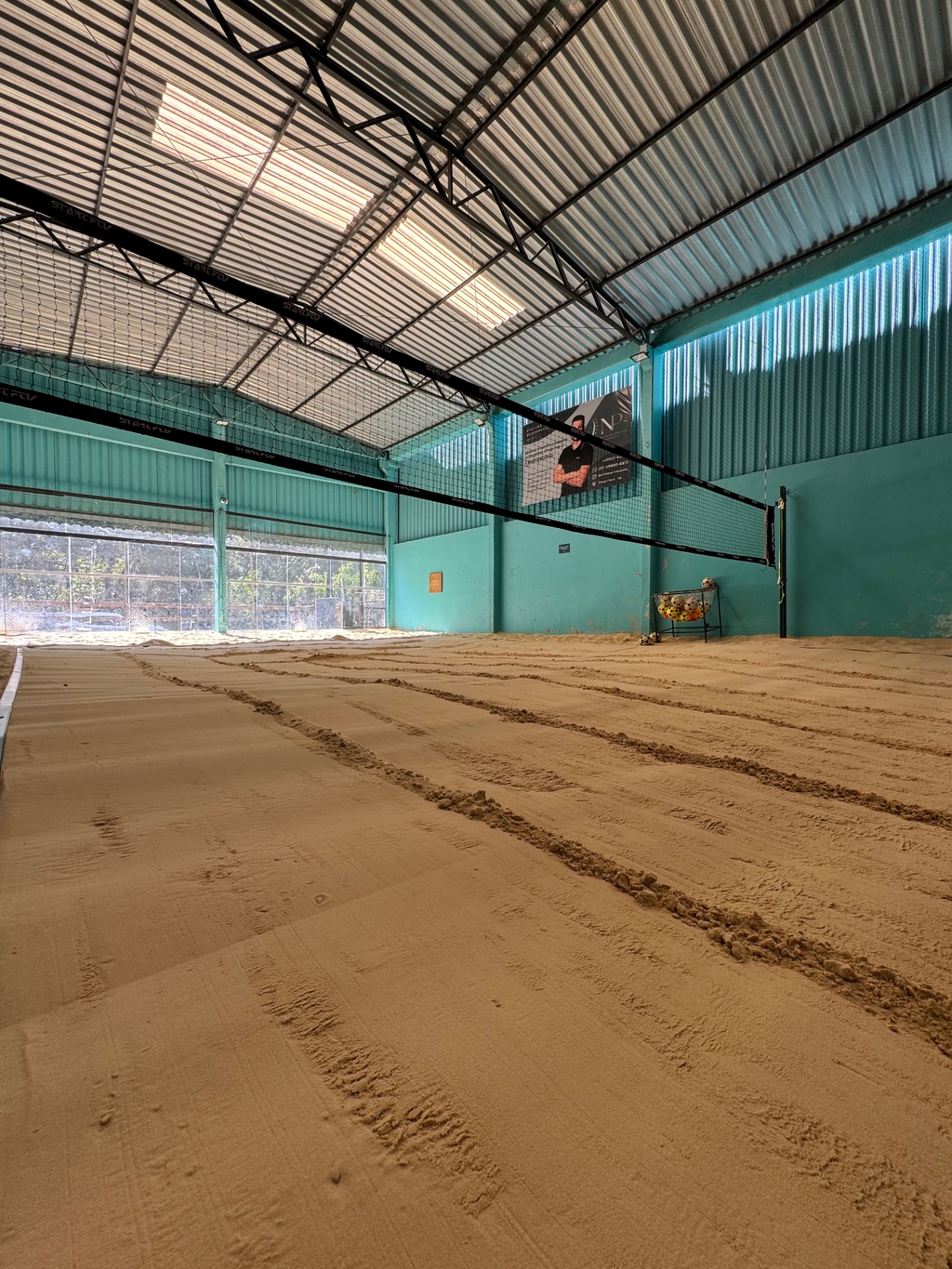 Estrutura da quadra de areia preparada para os treinos