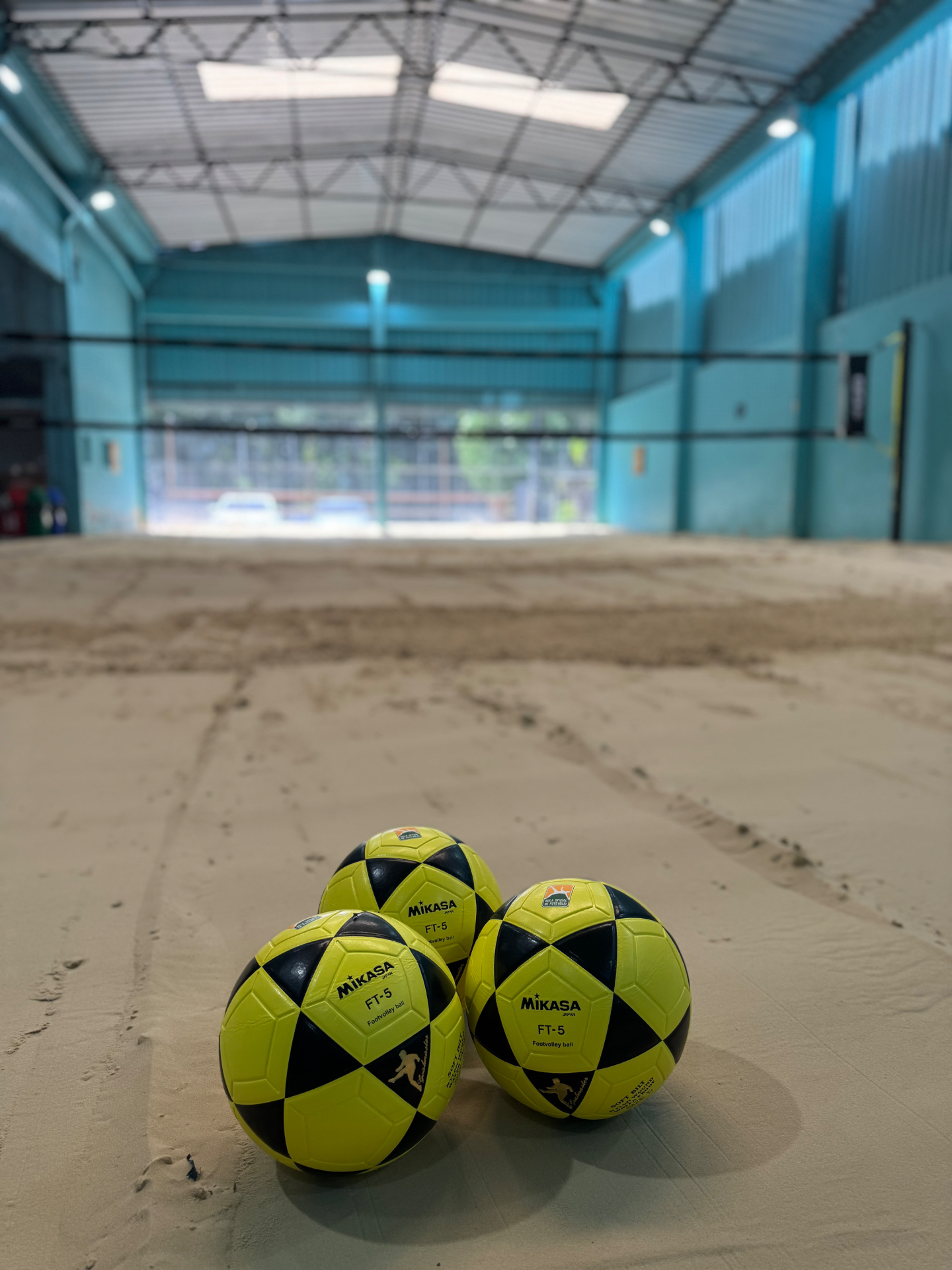 Bolas oficiais Mikasa na quadra coberta