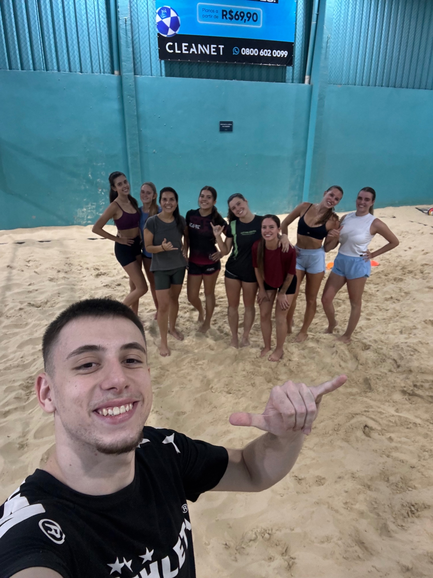 Turma feminina de futevôlei no CT Ternus