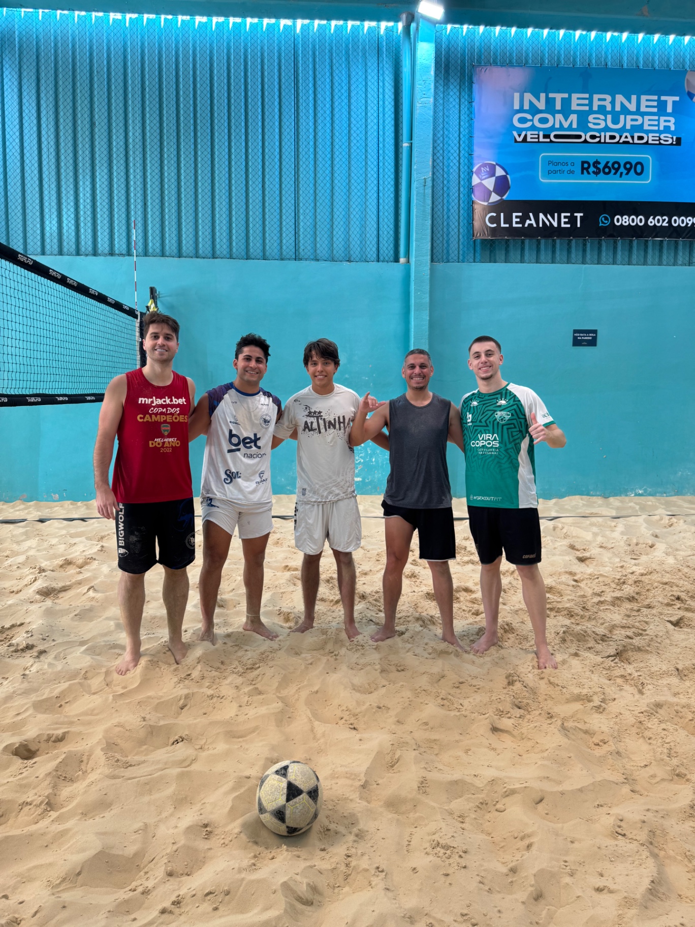Grupo de jogadores de futevôlei no CT Ternus