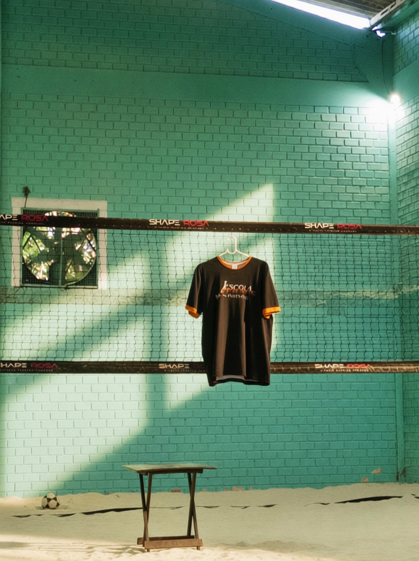 Camiseta da escola de futevôlei na quadra