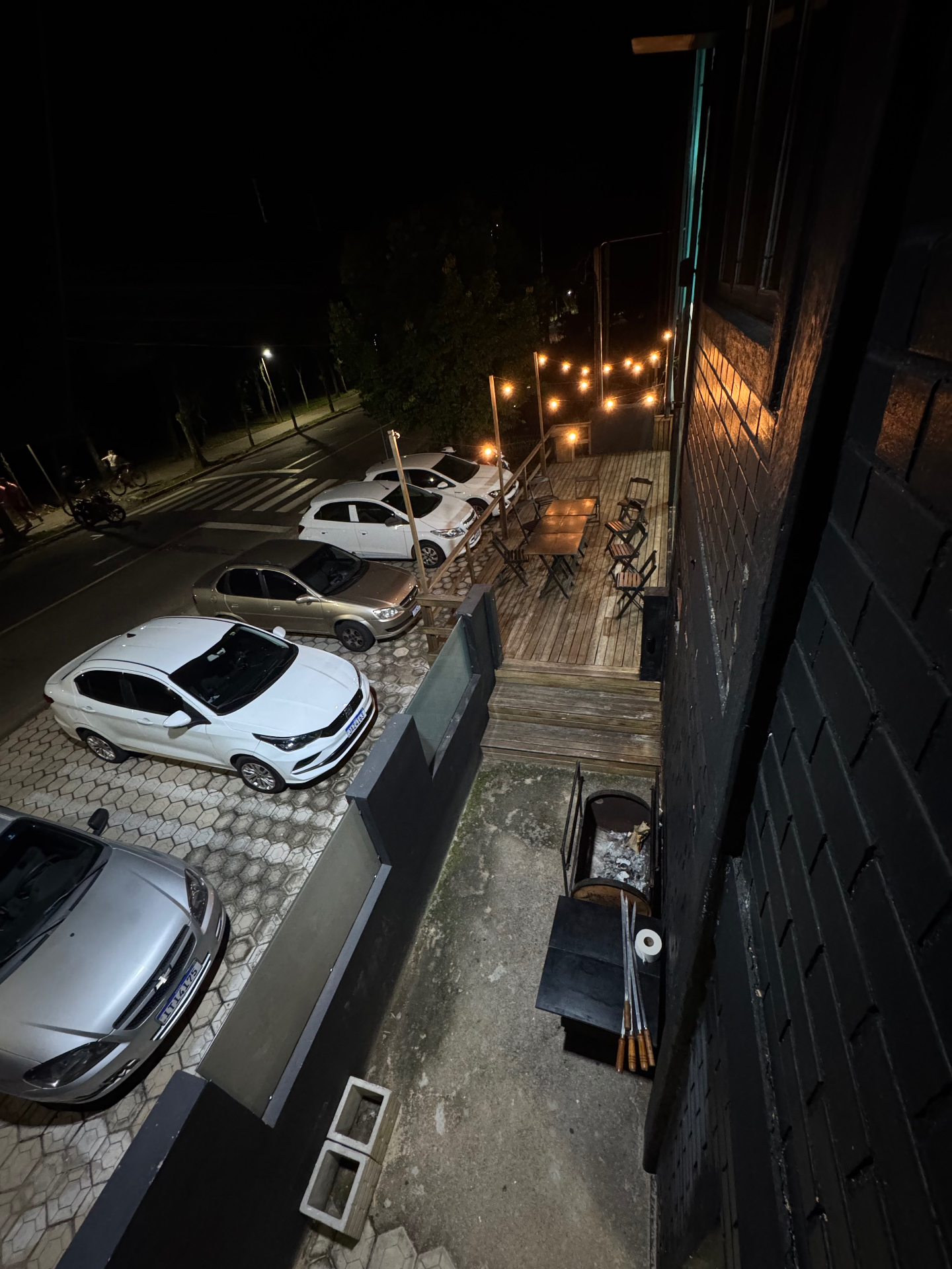 Estacionamento e área externa do CT à noite com iluminação